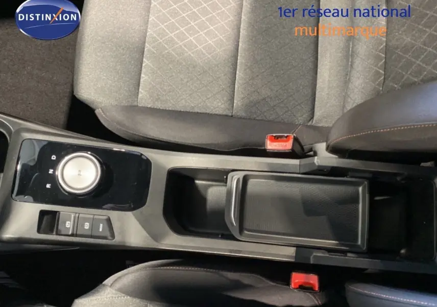 Vue plongeante sur la console centrale et les sièges avant gris foncé du MG3 1.5 Hybrid 2024 avec boîte automatique.