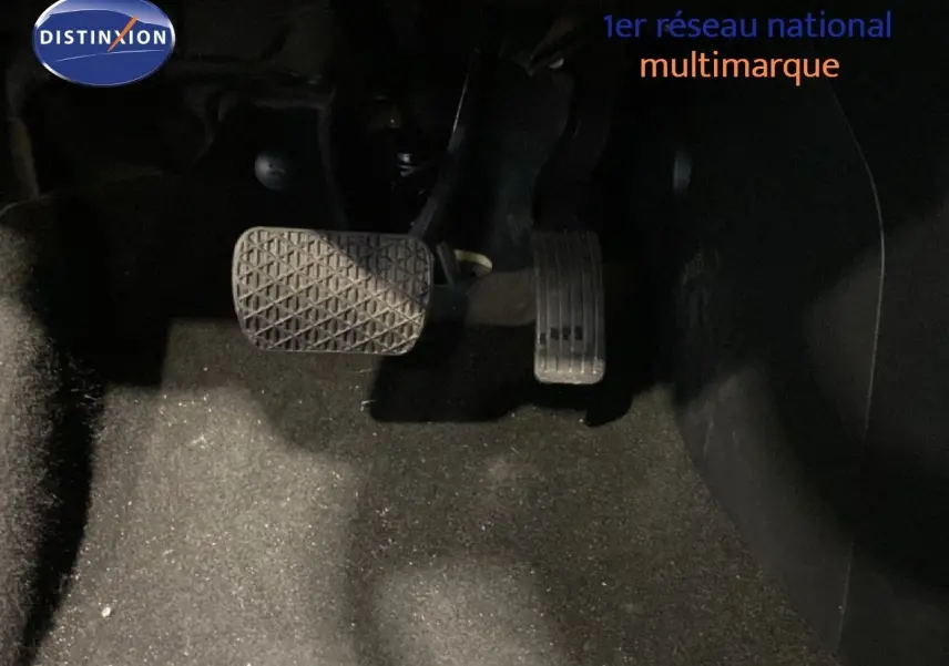 Pédales d'accélérateur et de frein vues de près dans l'habitacle d'une MG3 1.5 Hybrid 2024, couleur Hampstead Grey Metal.