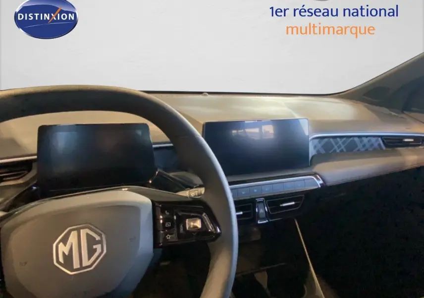 Vue intérieure du tableau de bord et volant MG3 2024, finition moderne avec écran tactile et détails gris foncé.