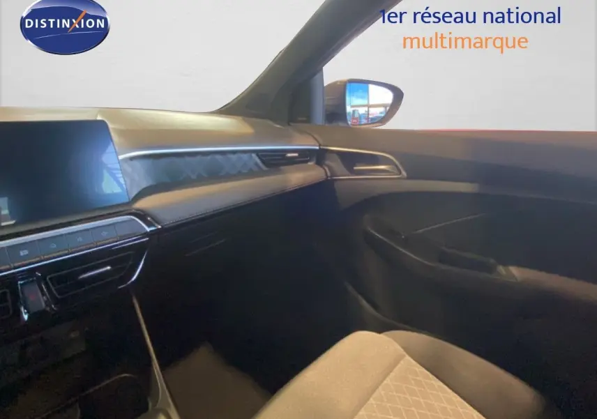 Vue intérieure côté passager du tableau de bord et siège gris clair du MG3 1.5 Hybrid 2024 avec finition moderne.