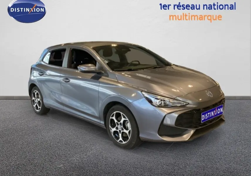 Vue 3/4 avant d'une MG3 1.5 Hybrid 195ch Comfort gris métallisé Hampstead avec jantes bi-ton et calandre noire.