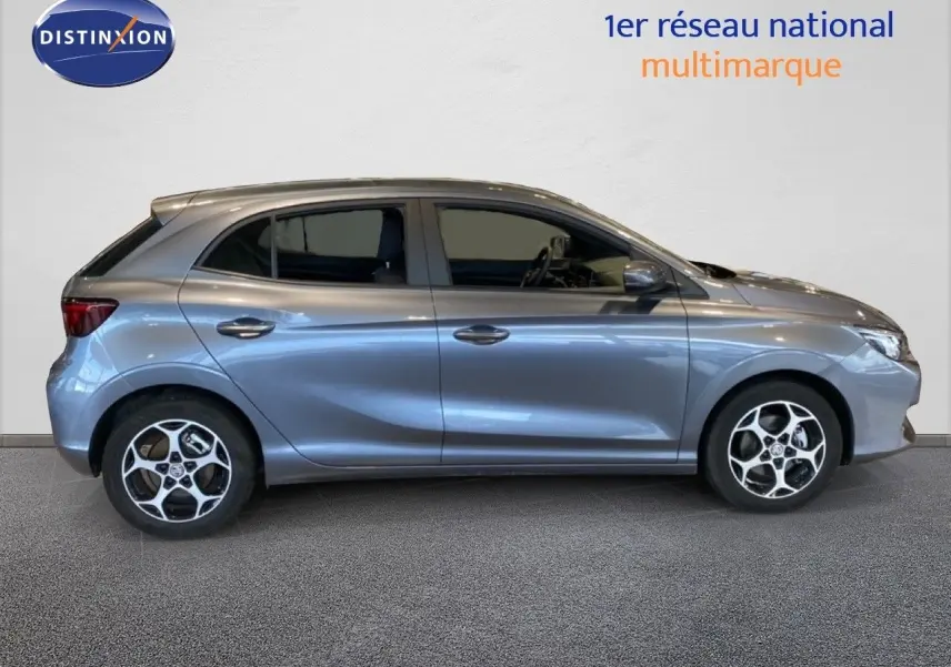 Profil droit de la MG3 1.5 Hybrid 195ch Comfort 2024 en gris Hampstead métallisé avec jantes bi-ton distinctives.