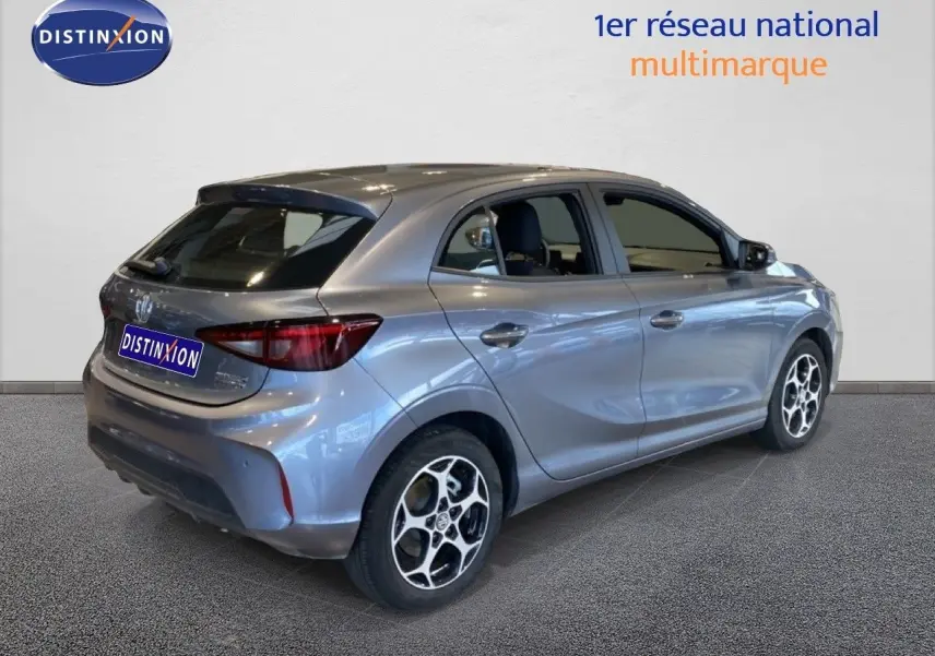 Vue 3/4 arrière droite d'une MG3 1.5 Hybrid 195ch Comfort en gris métallisé Hampstead avec jantes bi-ton.