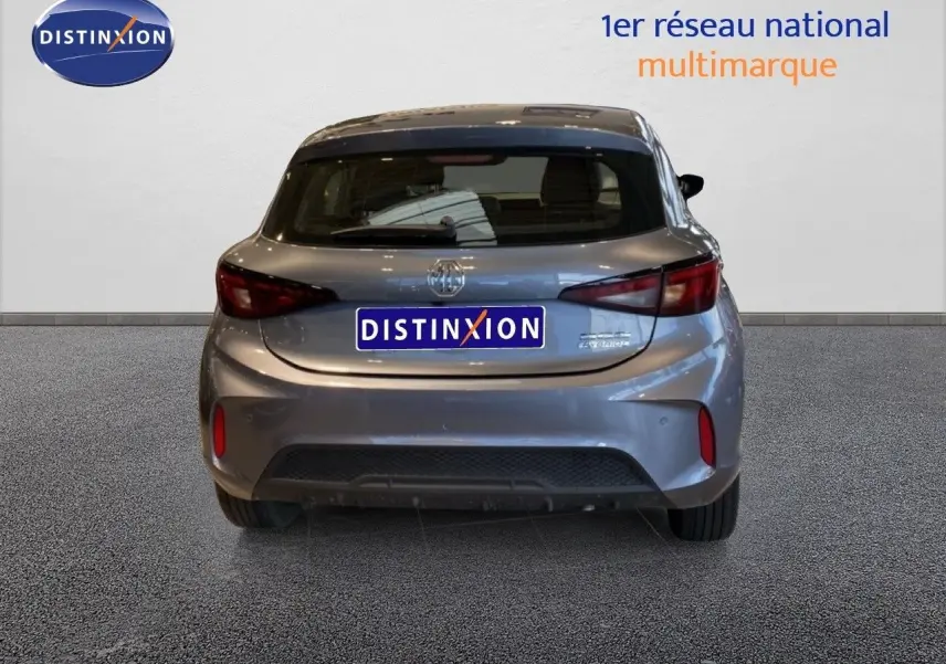 Vue arrière d'une MG3 1.5 Hybrid 195ch Comfort en gris Hampstead, avec feux arrière étirés et hayon fermé.