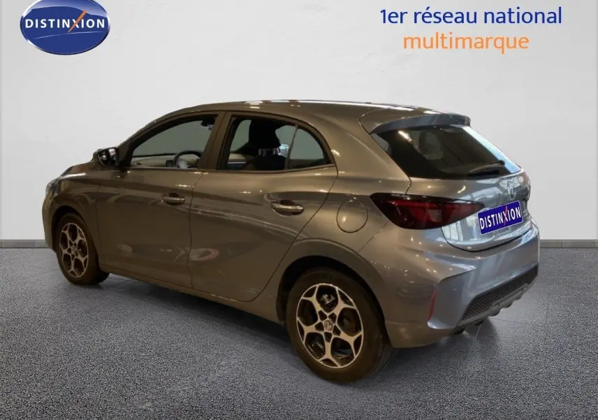 Vue 3/4 arrière droite de la MG3 1.5 Hybrid 195ch Comfort en gris Hampstead, avec jantes bi-ton et hayon fermé.