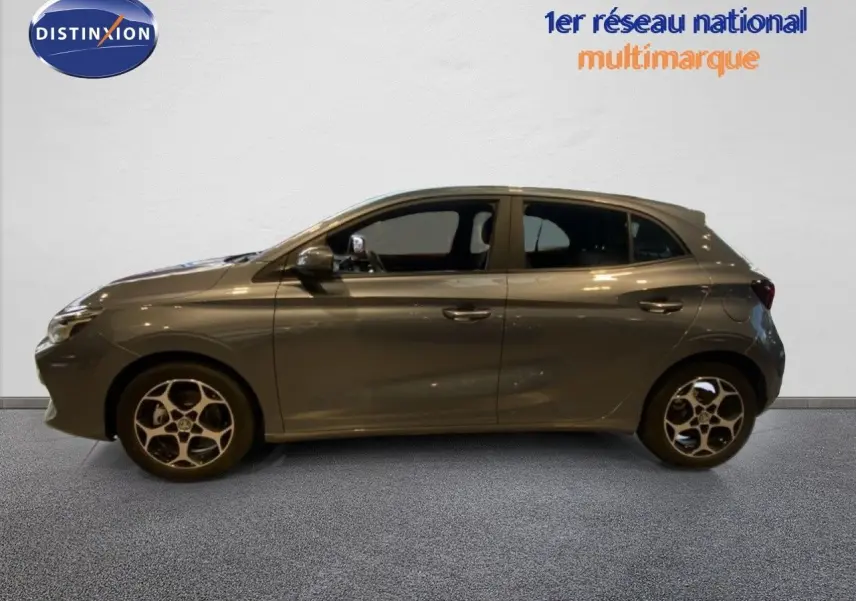 Vue de profil côté gauche d'une MG3 1.5 Hybrid 195ch Comfort gris métallisé Hampstead avec jantes bi-ton.