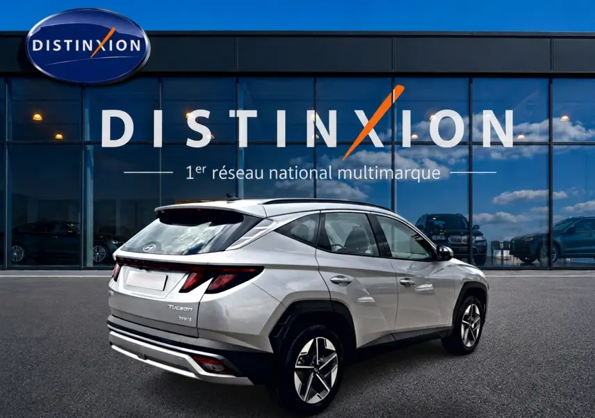 Vue 3/4 arrière droite du Hyundai Tucson gris shimmering 2026 hybride, avec feux arrière LED et jantes alu 18 pouces.
