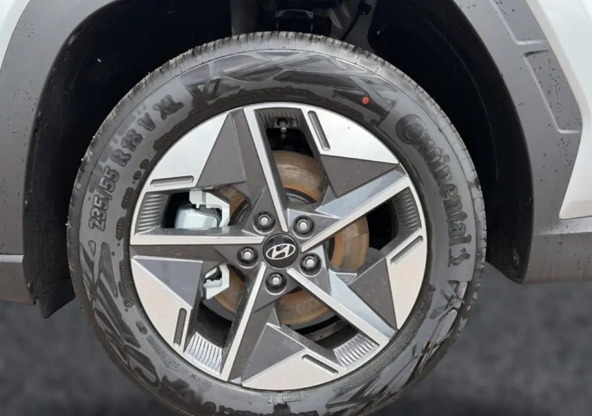 Gros plan sur la jante alu 18 pouces gris et noir du Hyundai Tucson 2026, partie arrière droite visible.
