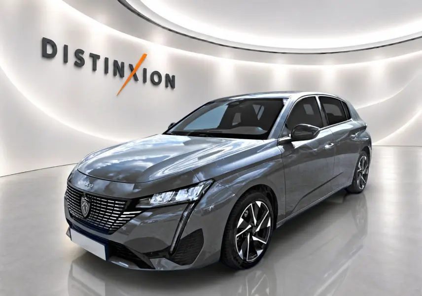 Peugeot 308 gris 3/4 avant droit, avec calandre distinctive et jantes alliage modernes.