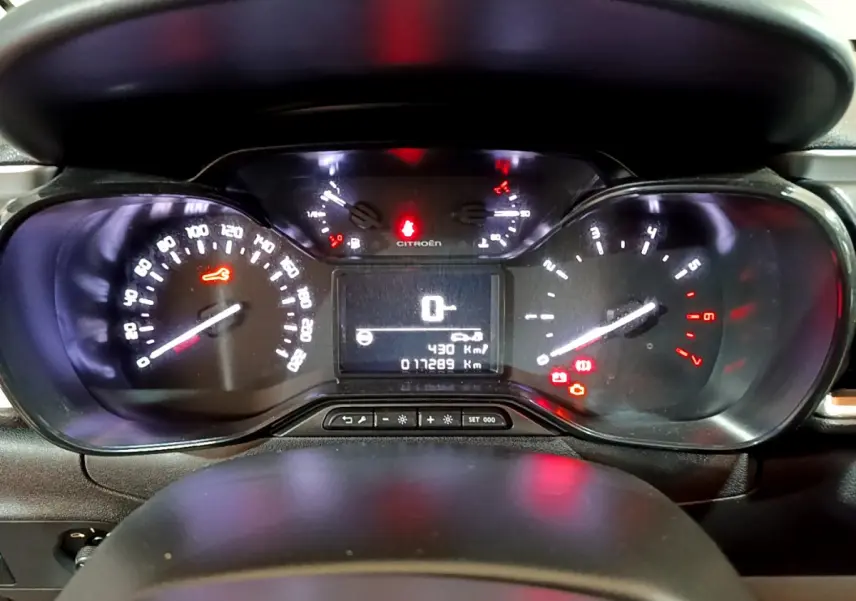 Tableau de bord de Citroën C3 PureTech 83 2022 avec compteurs analogiques et écran digital central affichant 17289 km