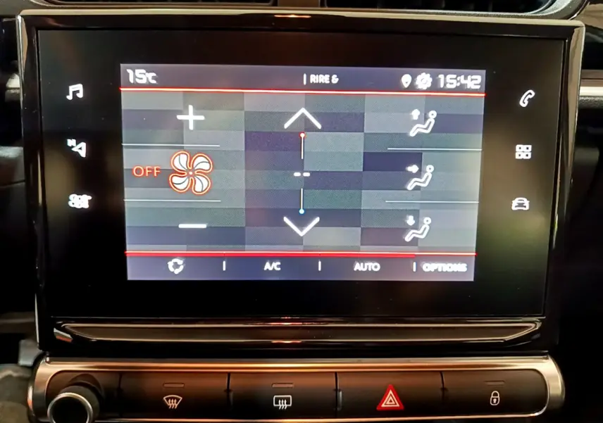 Écran tactile central affichant la climatisation d'une Citroën C3 beige, vue rapprochée de l'intérieur.