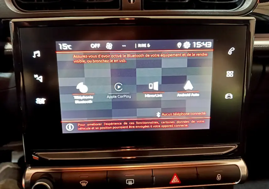 Écran tactile central de la Citroën C3 beige 2022 affichant les options Apple CarPlay et Bluetooth, vue intérieure rapprochée.