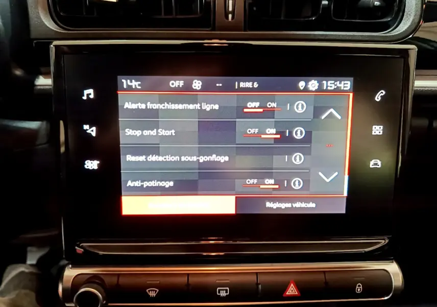 Écran tactile central de la Citroën C3 beige 2022 affichant les réglages d'aide à la conduite.