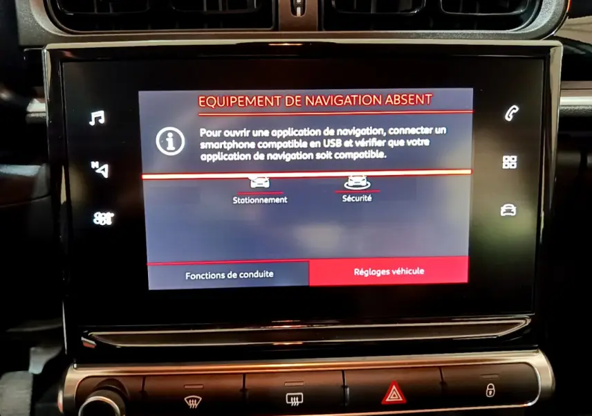 Écran tactile central affichant un message d'absence de navigation dans l'habitacle noir du Citroën C3 beige.