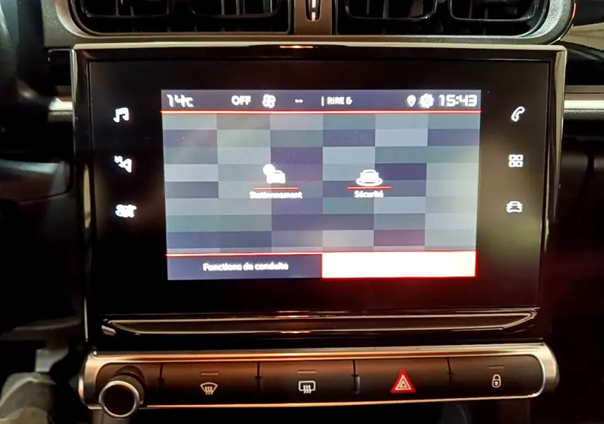 Écran tactile central affichant les fonctions de conduite dans l'habitacle d'une Citroën C3 beige de 2022.