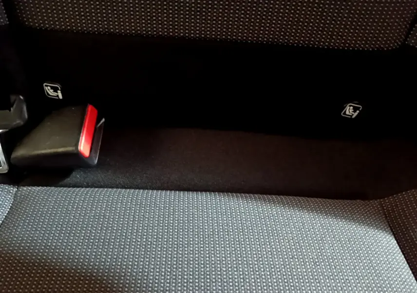 Gros plan sur la banquette arrière noire de la Citroën C3 2022 avec ceintures de sécurité et ancrages Isofix visibles.