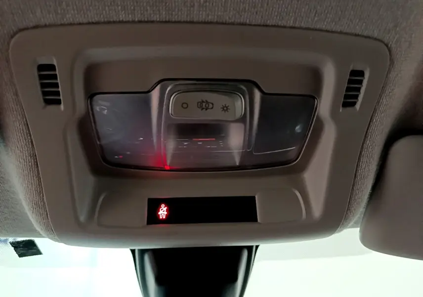 Plafonnier intérieur avec éclairage et témoin de ceinture allumé dans une Citroën C3 beige 2022.