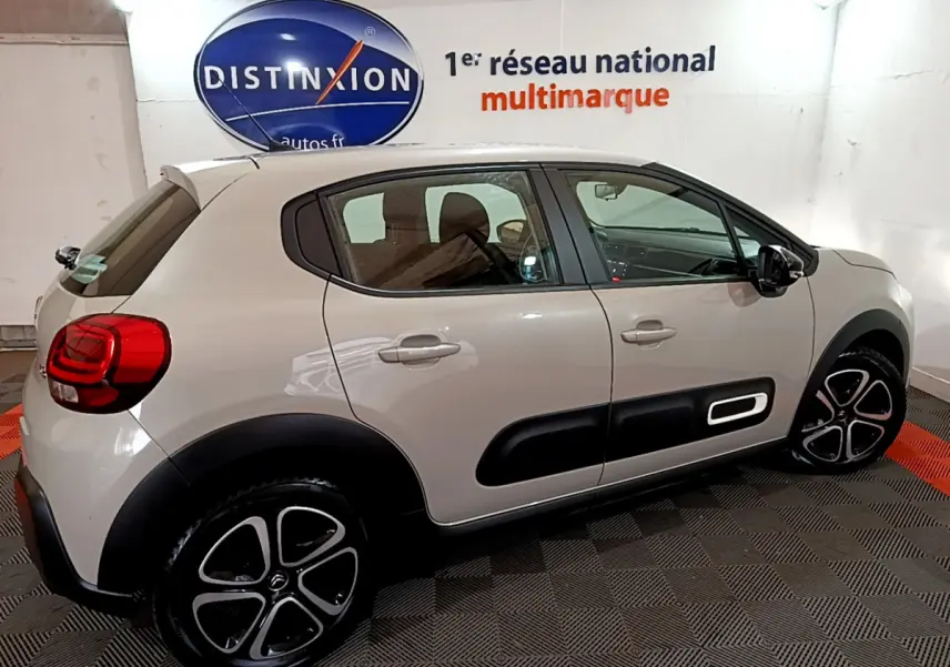 Citroën C3 beige vue de profil côté droit, avec protections noires sur les portières et jantes stylisées.