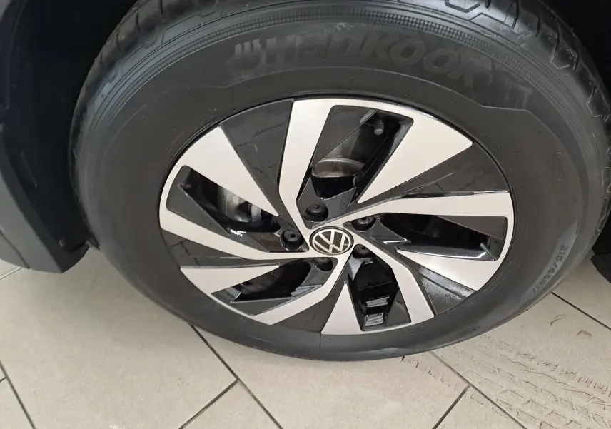 Gros plan sur la roue avant gauche du Volkswagen Tiguan 2024 avec jante alliage bicolore et pneu Hankook.