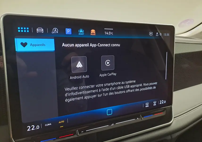 Écran tactile central du Volkswagen Tiguan 2024 affichant les options Android Auto et Apple CarPlay, intérieur clair.