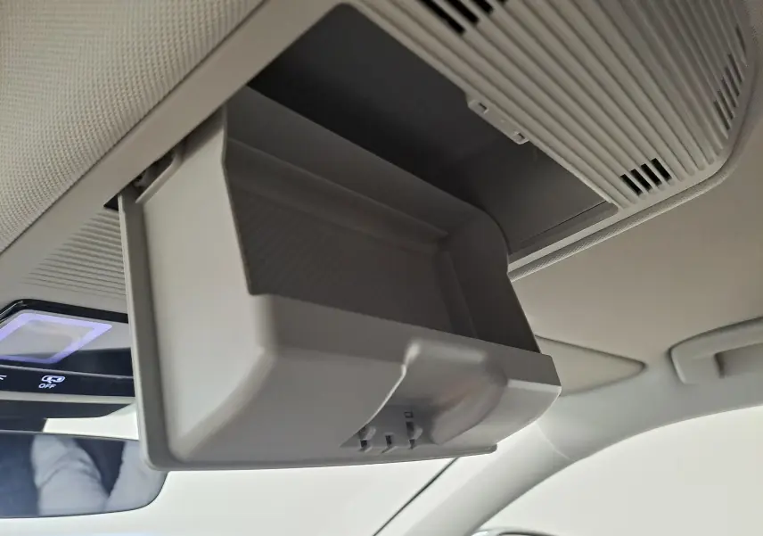 Rangement lunettes ouvert fixé au plafond intérieur gris clair du Volkswagen Tiguan 1.5 eTSI 2024.