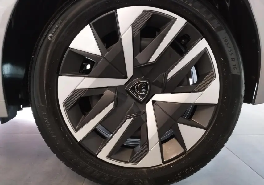 Gros plan sur la jante 16 pouces bicolore noire et argentée de la Peugeot 208 gris clair 2025.