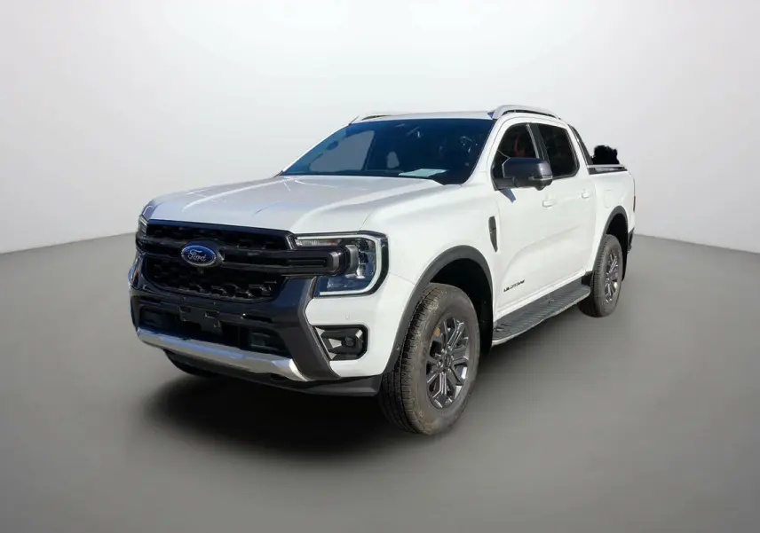 Ford Ranger 2025 blanc glacier en 3/4 avant droit avec calandre noire et jantes alu 18 pouces visibles.