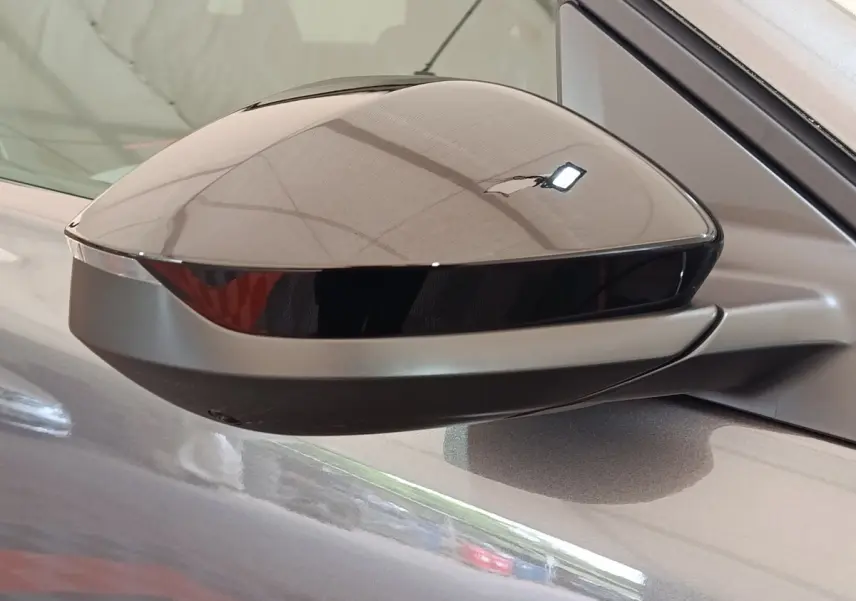 Rétroviseur côté gauche gris foncé brillant de la Citroën C5 Hybride 2025 avec clignotant intégré noir.