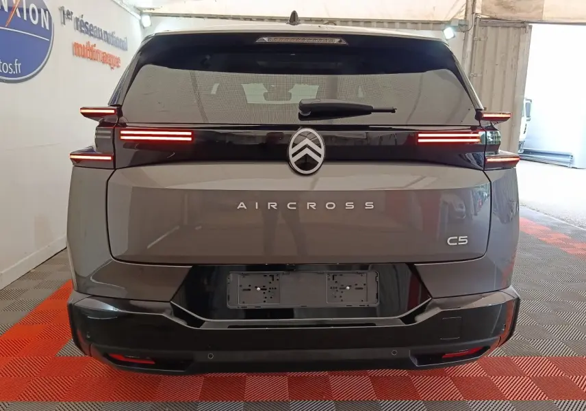 Vue arrière d'une Citroën C5 Aircross gris foncé avec feux LED horizontaux et logo central lumineux.
