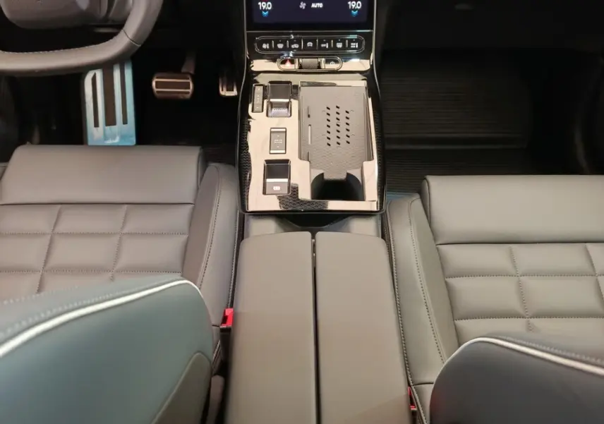 Vue intérieure centrée sur la console centrale et le volant cuir du Citroën C5 hybride gris foncé, avec écran tactile vertical.
