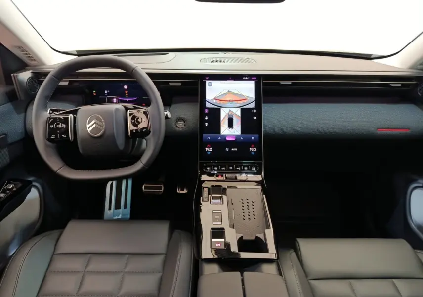 Intérieur de la Citroën C5 Hybride 2025 vu de face, tableau de bord noir avec écran tactile central vertical.