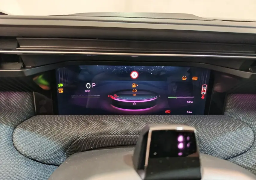 Vue rapprochée du combiné d'instruments numérique de la Citroën C5 Hybride 2025 avec affichage multifonctions coloré.