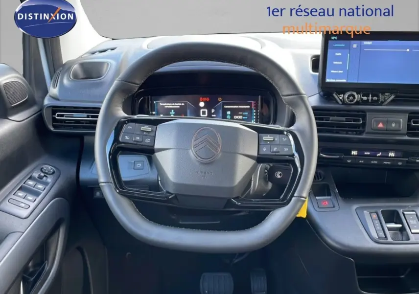 Vue centrée sur le volant cuir noir du Citroën Berlingo Multispace 2025 avec tableau de bord digital et écran tactile.