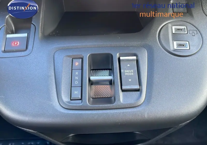Gros plan sur la console centrale du Citroën Berlingo Multispace blanc glacier, avec commandes boîte auto et mode de conduite.