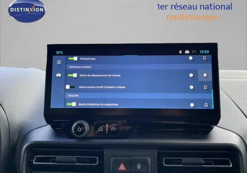 Vue intérieure du tableau de bord du Citroën Berlingo blanc glacier 2025 avec écran tactile central affichant les alertes de sécurité.