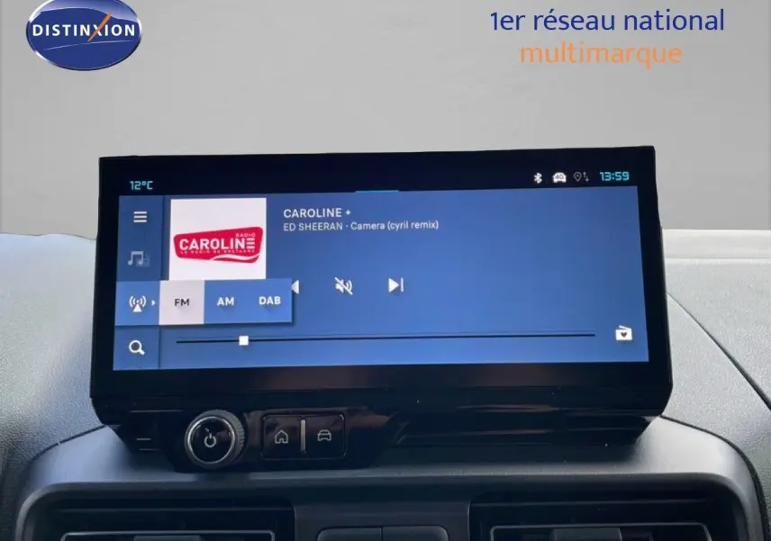 Écran tactile central du tableau de bord du Citroën Berlingo blanc glacier 2025 affichant une radio FM.