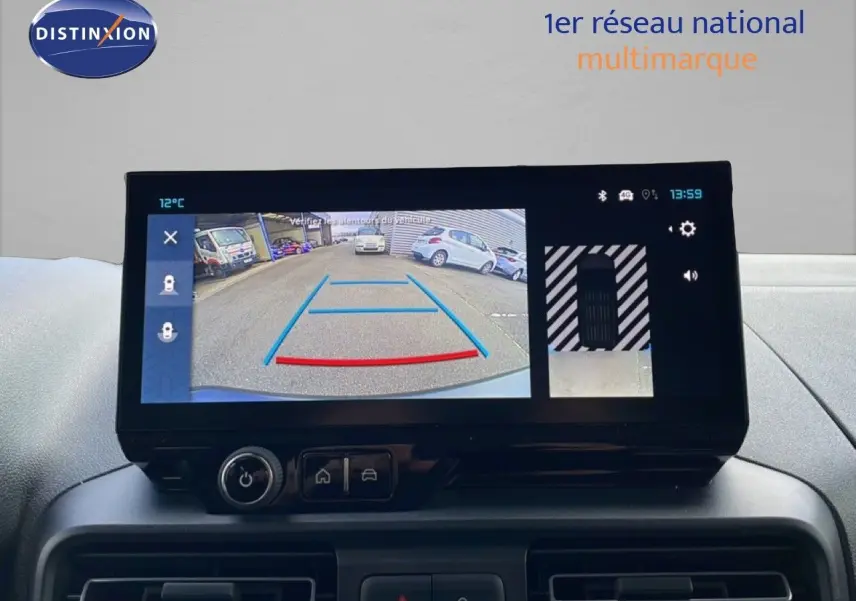 Écran tactile intérieur montrant la caméra de recul avec vue arrière et top-down du Citroën Berlingo blanc glacier.