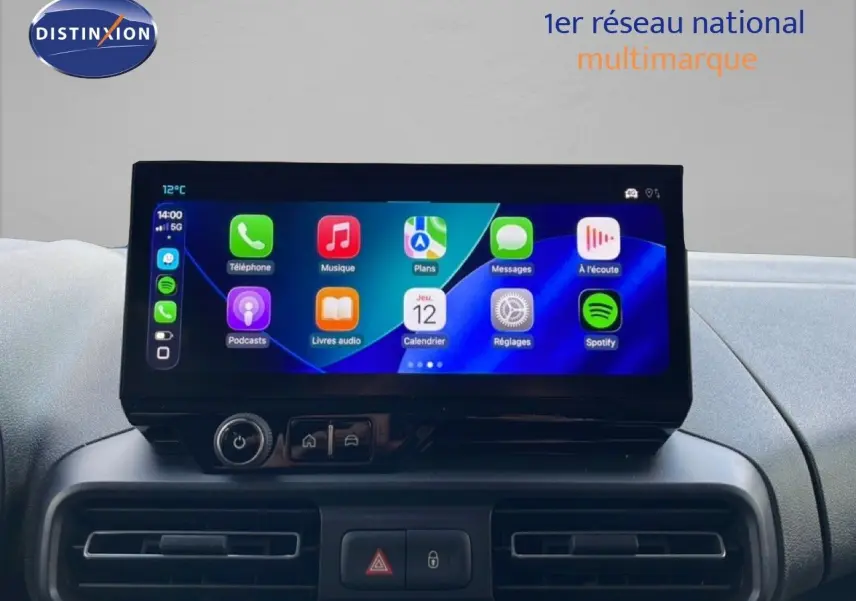 Écran tactile central du tableau de bord du Citroën Berlingo blanc glacier 2025, affichant interface connectée.