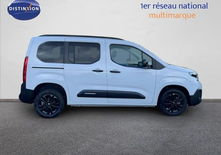 Vue de profil côté droit d'un Citroën Berlingo Multispace blanc glacier avec jantes noires et vitres teintées.
