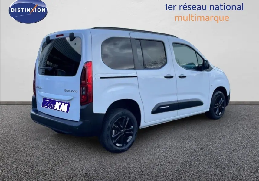 Vue 3/4 arrière droite d’un Citroën Berlingo blanc glacier avec jantes noires et vitres teintées.