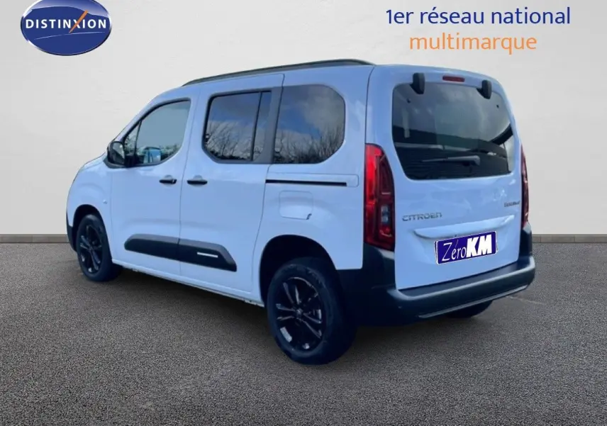Vue 3/4 arrière droite du Citroën Berlingo blanc glacier avec vitres teintées et jantes noires.