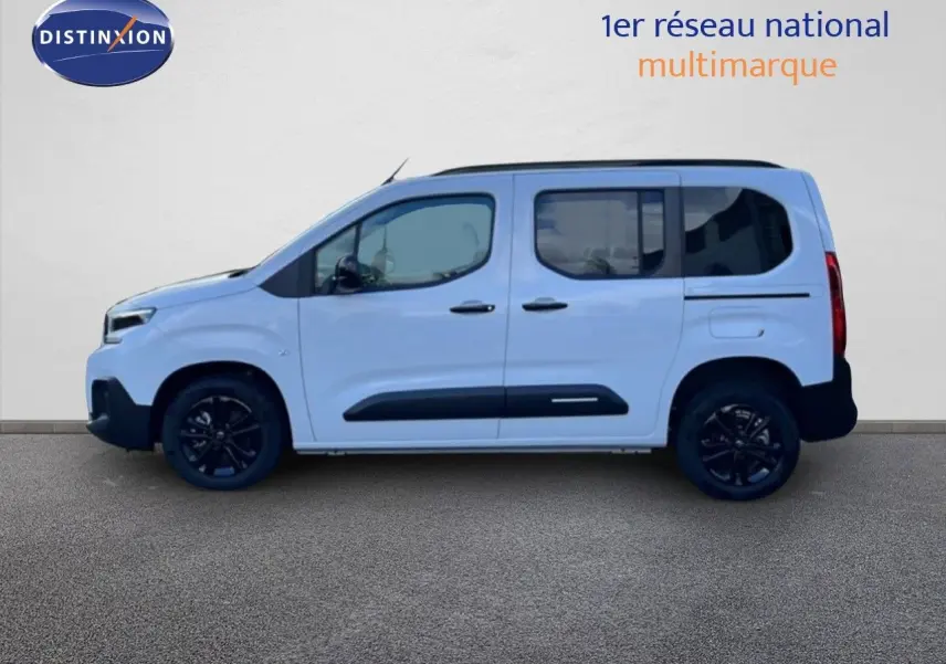 Vue de profil côté gauche d'un Citroën Berlingo Multispace blanc glacier avec jantes noires et protections latérales noires.