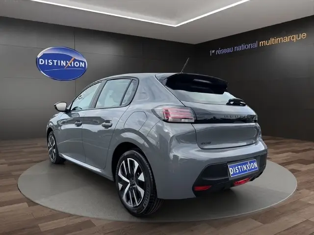 Vue 3/4 arrière droite d’une Peugeot 208 100CH S&S Active gris foncé avec feux LED et jantes alliage distinctives.