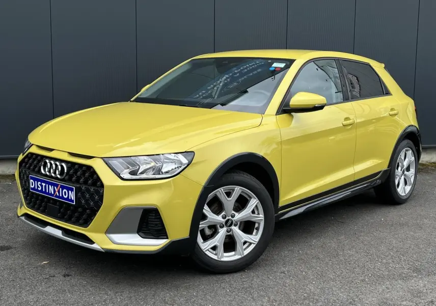 Audi A1 Allstreet jaune Python vue 3/4 avant droit avec jantes en aluminium et calandre noire hexagonale.