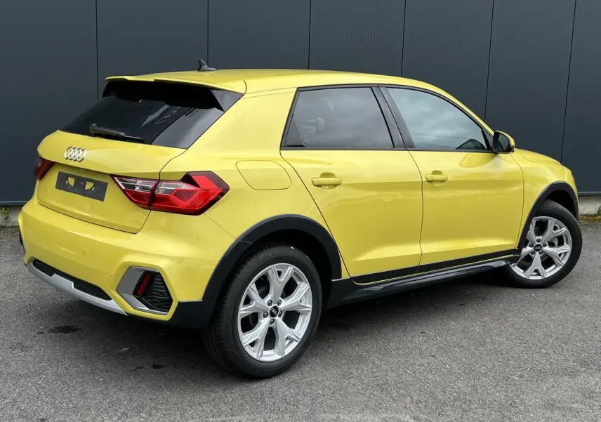 Audi A1 Allstreet jaune Python vue 3/4 arrière droit, avec jantes alu 5 branches et vitres arrière surteintées.