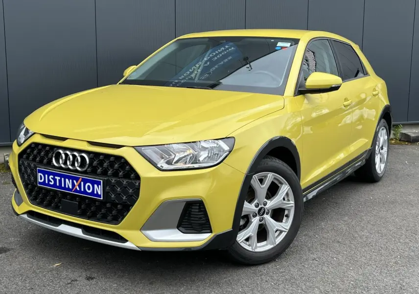 Audi A1 Allstreet jaune Python vue 3/4 avant droit avec calandre noire et jantes aluminium 5 branches en Y.