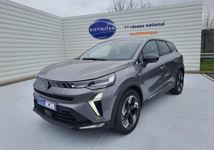 Renault Symbioz gris Cassiope en 3/4 avant droit, avec calandre moderne et jantes alliage bicolores.