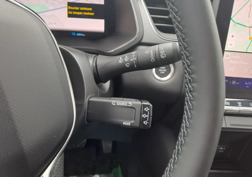 Gros plan sur la commande multifonction et la clé start/stop du tableau de bord gris du Renault Symbioz 2024.