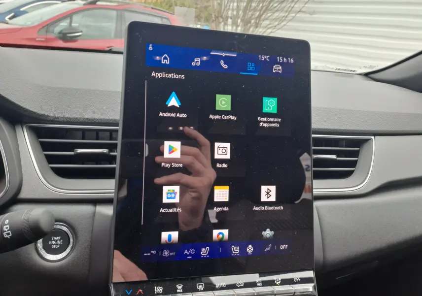 Écran tactile central du tableau de bord du Renault Symbioz gris Cassiope, avec commandes multimédia et climatisation visibles.