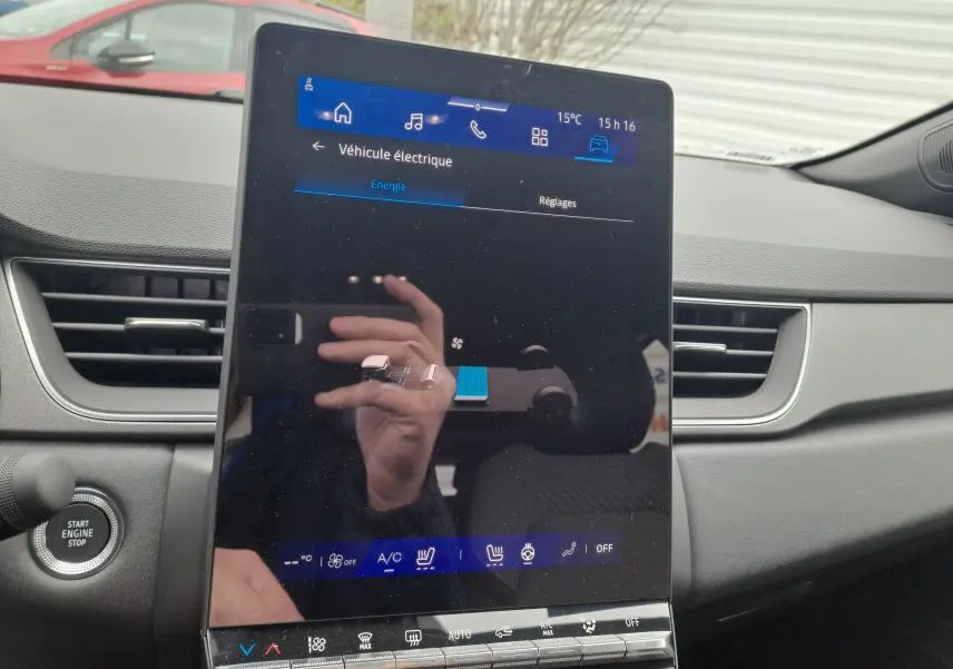 Écran tactile central affichant les réglages énergie dans l'habitacle gris du Renault Symbioz 2024.